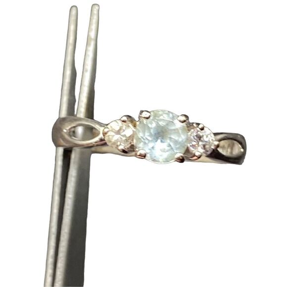 Sterling silver 925 pale blue round topaz and flanked by two small CZs ring 7.5 - Picture 5 of 13